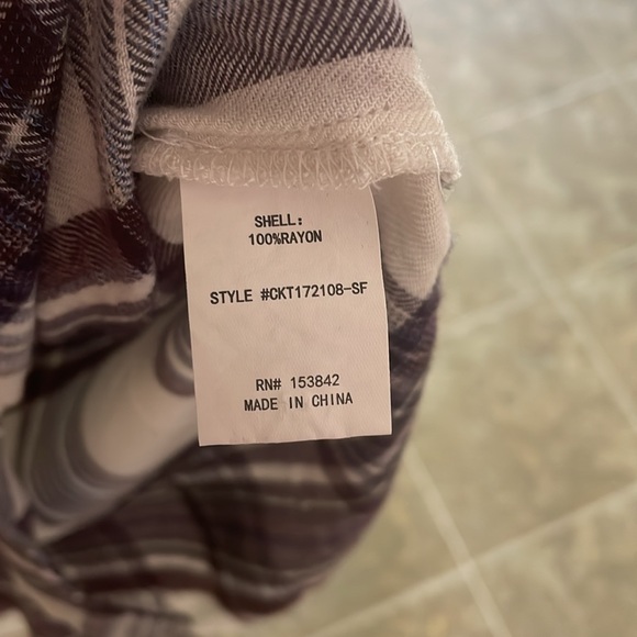 women's long sleeve gray and white plaid / flannel button up shirt - Picture 5 of 6